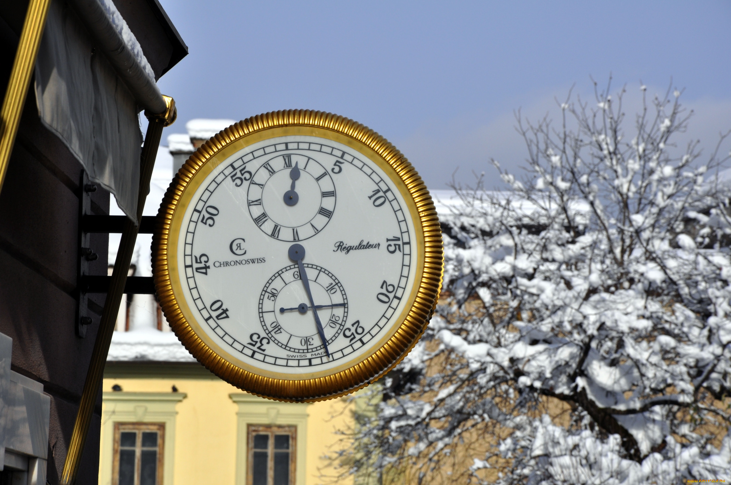Часы на улицах города